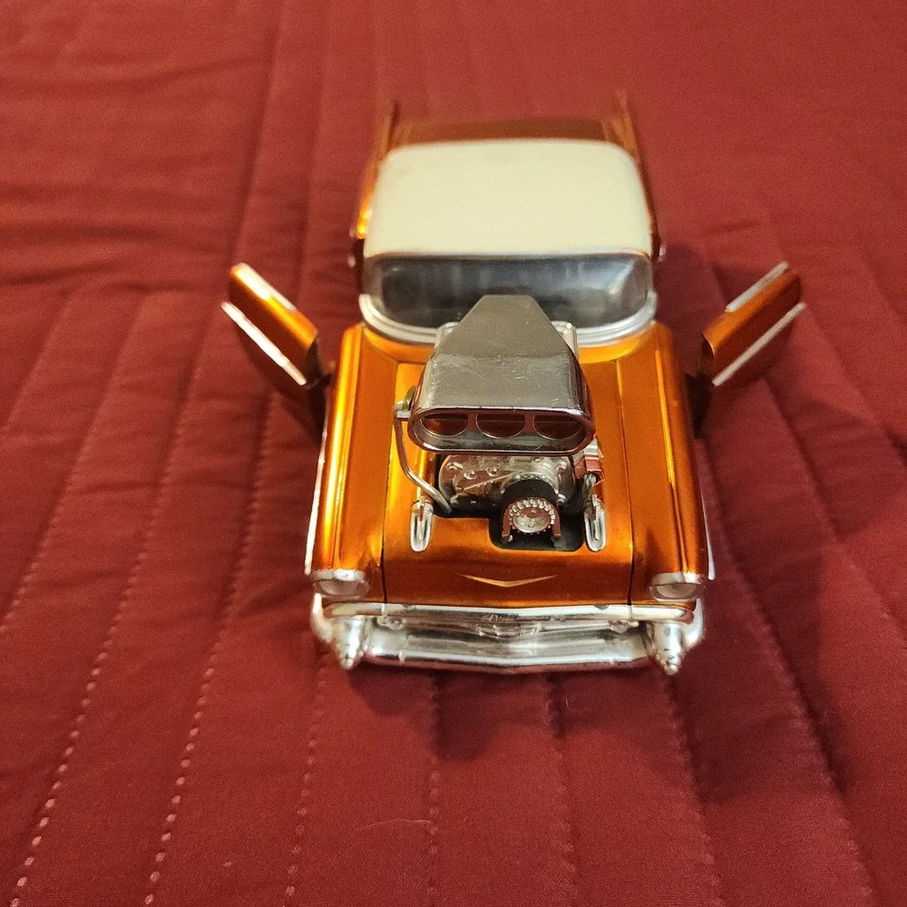Muscle Machines 1957 Chevy 1:24 Diecast Hot Rod Orange Metallic Funline 57 Chevy